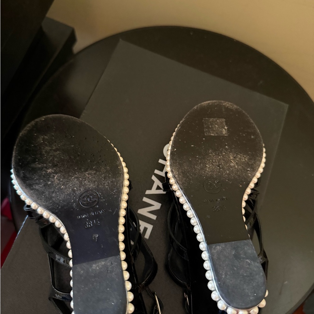 100% CHANEL Black Patent Leather Pearl-Trim Strappy Wedge Sandal Heels 38.5 - Picture 4 of 8